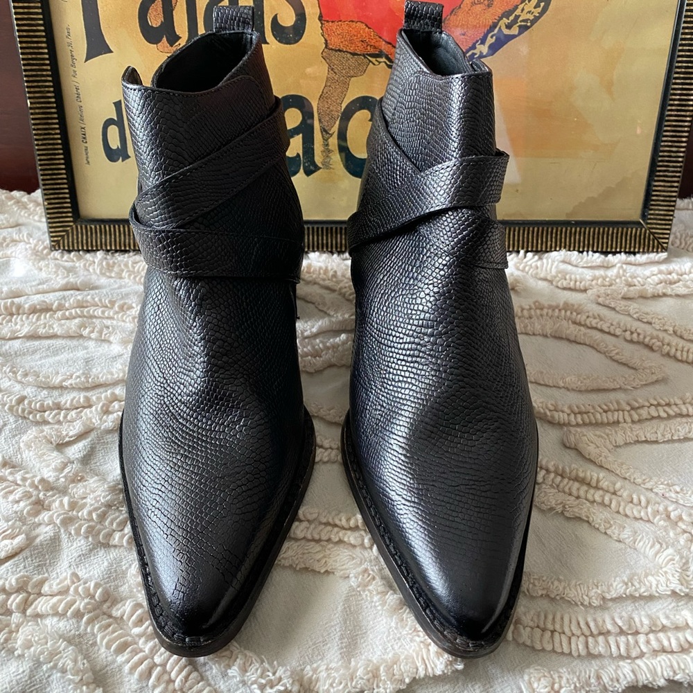 FREE PEOPLE Distressed Back Loop Ankle Boots Black Women’s Size 39 NWOT